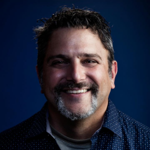 Julio Ricardo Varela headshot